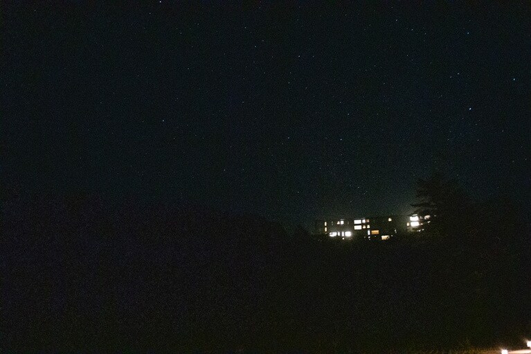 日が暮れると辺りは闇に包まれ、遠くに霧島の街明かりがポツポツと。見上げれば満天の星。