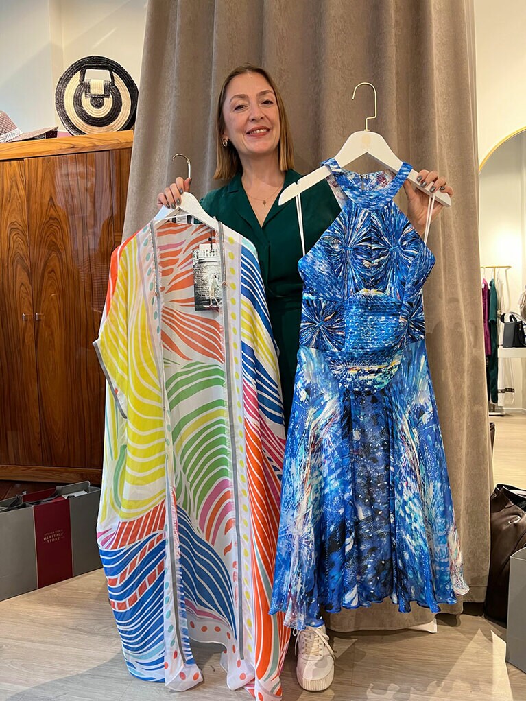 海辺のリゾートで活躍しそうな鮮やかな柄。左の極薄シルクのロングカーディガンは、歩くと裾が空気を含んで波打って、さらに美しさが増す。