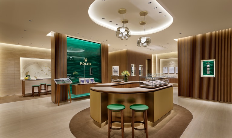 ロレックスを象徴するグリーンのアクアウォールや、フルーテッドベゼルを模したカウンターなど、至るところにロレックスのデザイン要素がちりばめられている。