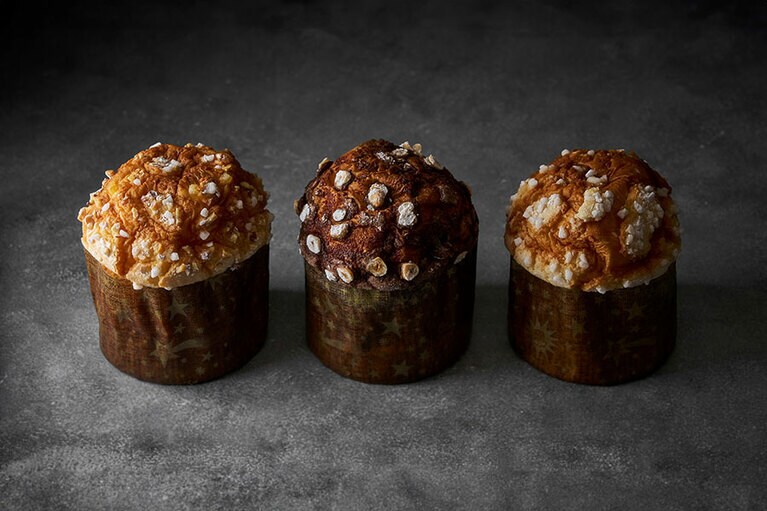 ＜写真右から＞マンダリン オリエンタル 東京「パネットーネ クラシコ」　 レギュラーサイズ 3.240円／グランデサイズ 5,400円、「パネットーネ 　地中海と瀬戸内レモン」3,564円、「パネットーネ ジャンドゥージャ」 3,780円。