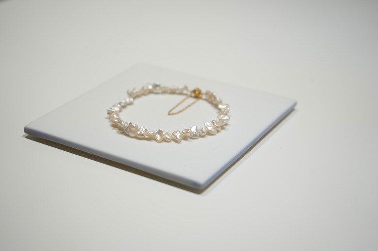 湖の煌めきを集めたような真珠のブレスレット。40～50年前にとれたヴィンテージ真珠を使っている。