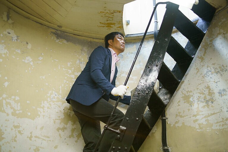 内部のらせん階段は急角度だ。