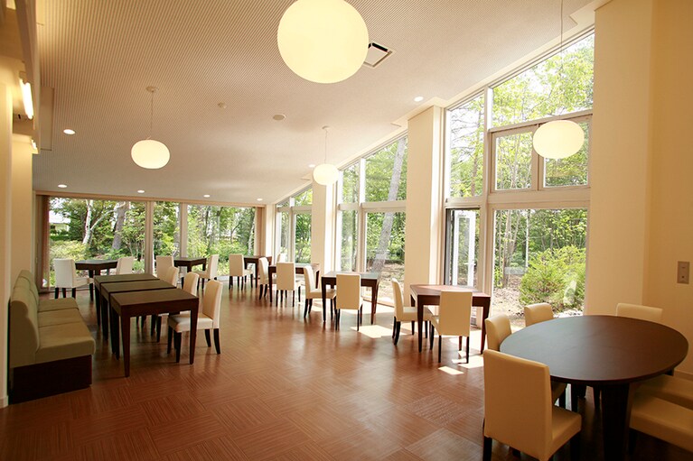 HOTEL KURBIO［群馬／草津温泉］大きな窓の外に緑があふれるレストラン。