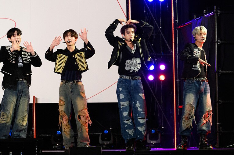 ファンとの別れを惜しむSUNOO、JUNGWON、HEESEUNG、JAY。