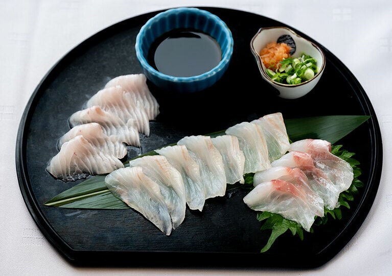 鮮度抜群の魚介を味わえるお造り。この日盛られたのは、目鯛、ヒラメ、石鯛の薄造り。