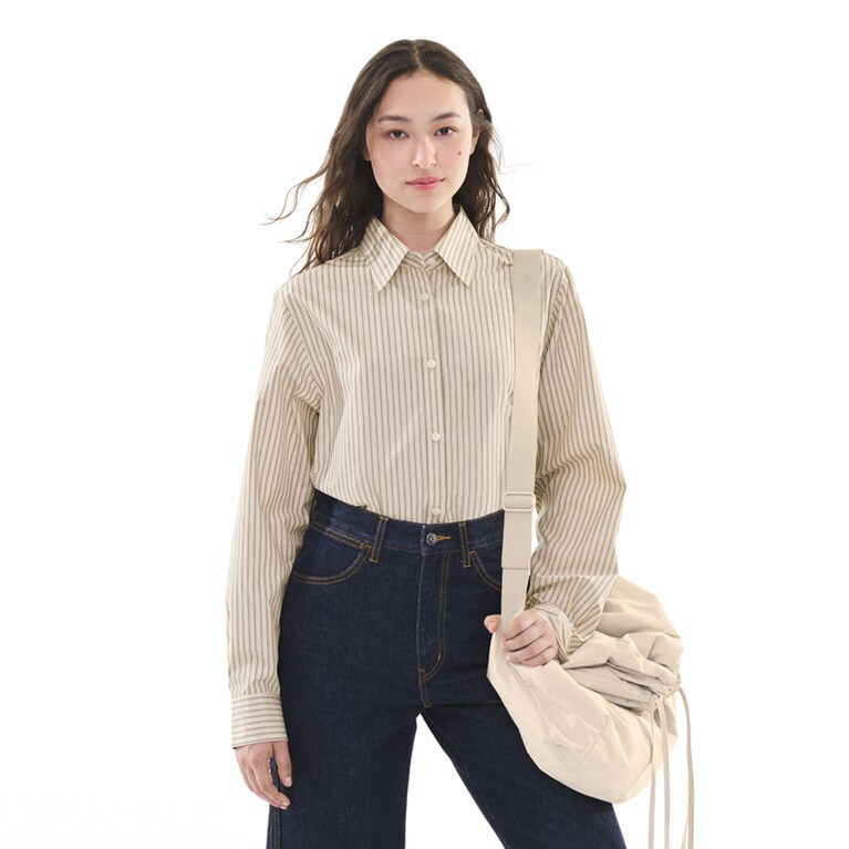 オーバーサイズシャツ(長袖) 31 BEIGE 3,990円、ラウンドジーンズ 69 NAVY 3,990円。