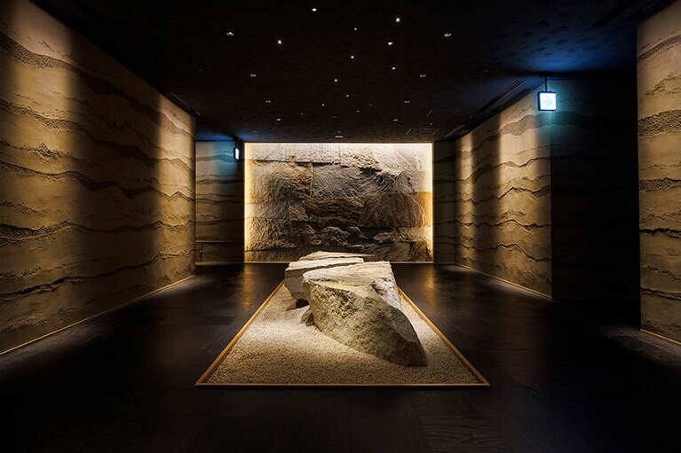 ダイニングは地下にあることを活かしてプリミティブな「地層」をモチーフに。