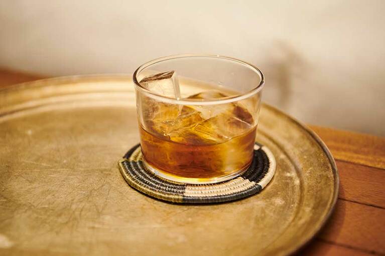 ロックグラスに大き目の氷を入れて、〈ストレート〉もしくは〈アップル〉を好きなだけ。紅茶の香りと心地よい甘さとじっくり味わって。