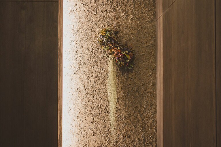 店に入って正面にある花飾り。「piLi flower design works」の大類淳子さんによるもの。