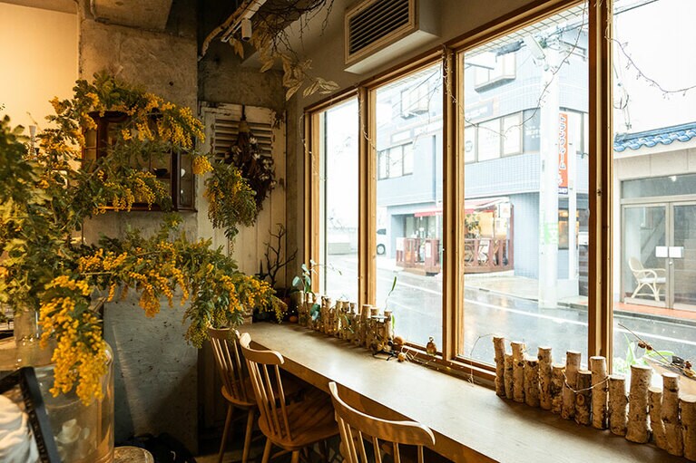 窓辺のカウンター席。