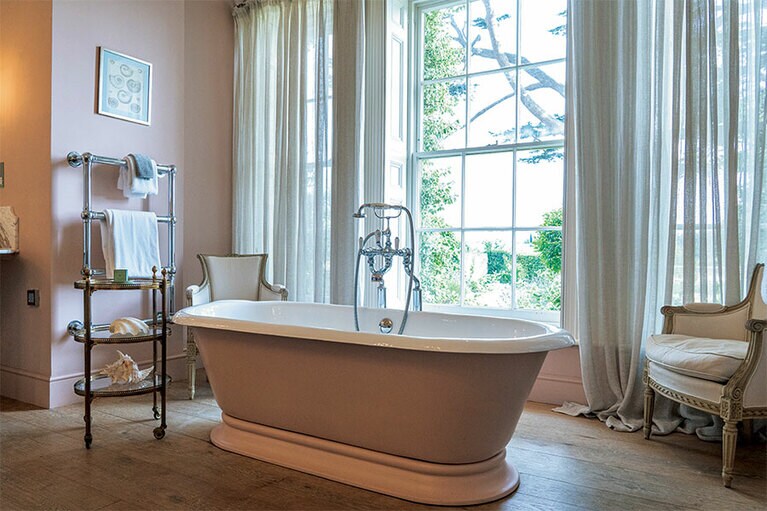 “イングリッシュ・ローズ”の浴室は広々。