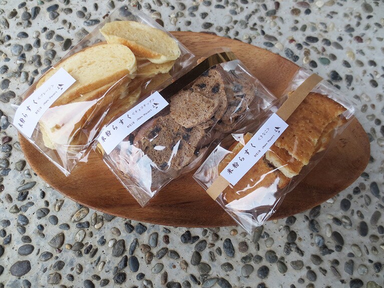 「米粉ラスク」プレーン、きなこ、チョコチップ 各1袋300円。