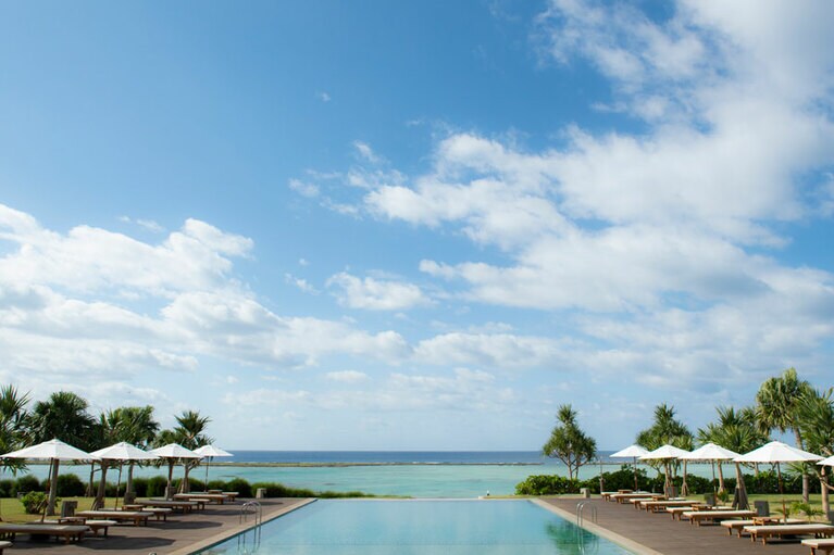 サイプレスリゾート久米島の敷地内にあるインフィニティプール。紺碧のプールがまるで海まで続いているかのよう。