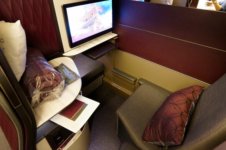 座席の真横に収納スペースもあって、占有スペースはかなり広い。