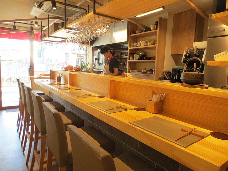 ガラス張りで外光が入るナチュラルな店内。