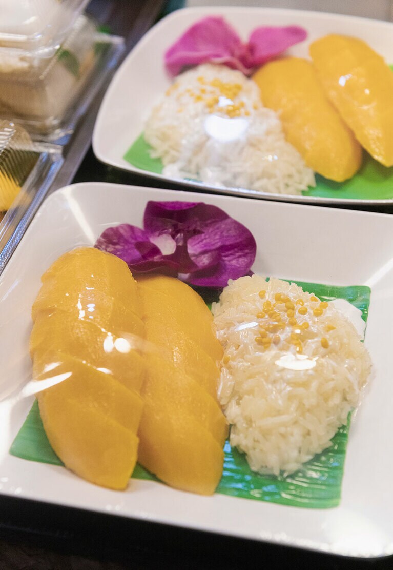 「メー・ノーイ」のマンゴーライスLサイズ 120タイバーツ。餅米にはココナッツソースをかけていただく。