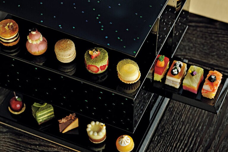 客室は1フロアに6室ずつ。各階がひとつの小さな日本旅館をイメージして造られており、それぞれのフロアに共有スペース「お茶の間ラウンジ」を完備。季節のお菓子やドリンク、本などが用意され、24時間思い思いに利用できる。