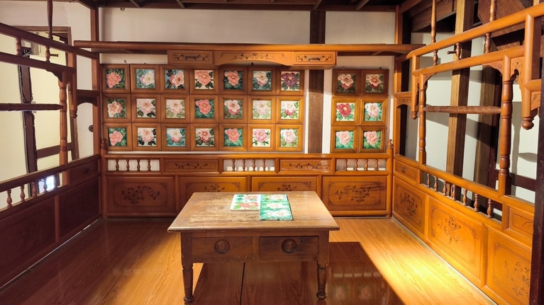 伝統家屋で用いられた紅眠床（天蓋付きの木製ベッド）にも、マジョリカタイルがあしらわれています。