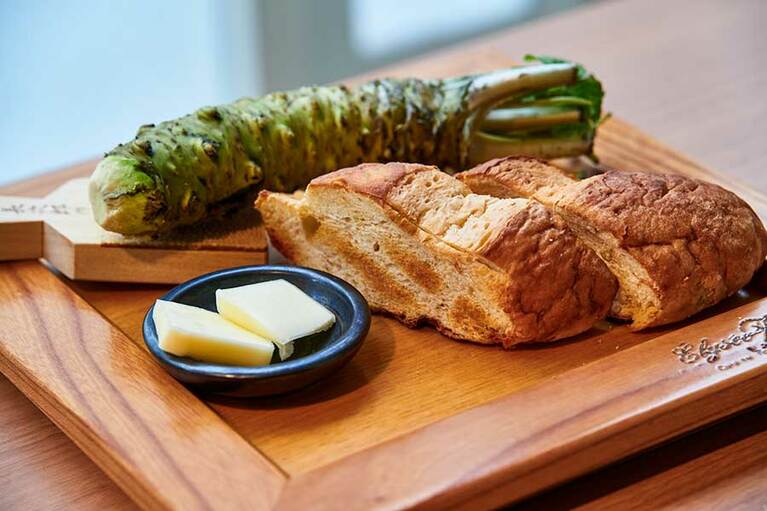 【しょうゆきゃふぇ】しょうゆぱん1/3本 385円。伊豆天城産生わさびと無塩バター(275円)を添えて。鮫皮おろしですりおろした生の本ワサビは、爽やかな味と香りで和テイストのパンにぴったり。しょうゆパンを使ったサンドイッチも。