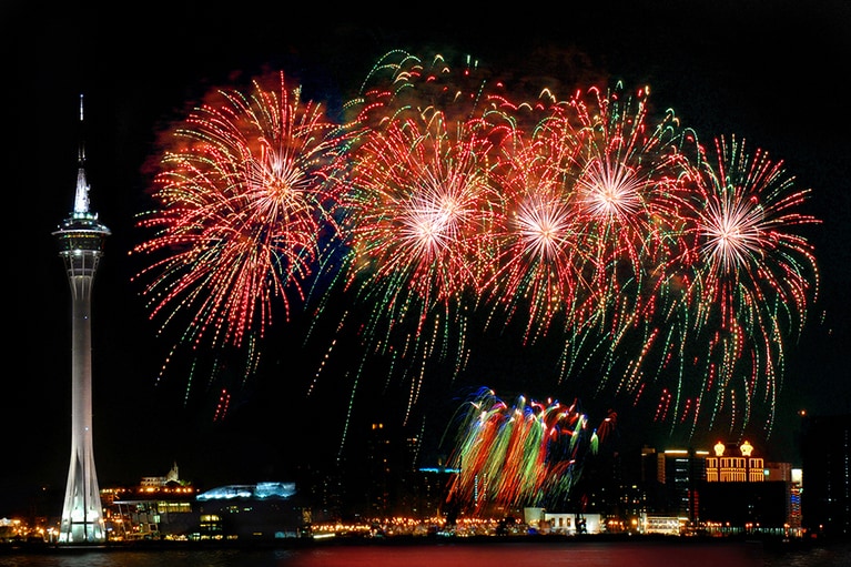 マカオの夜空を彩る花火。