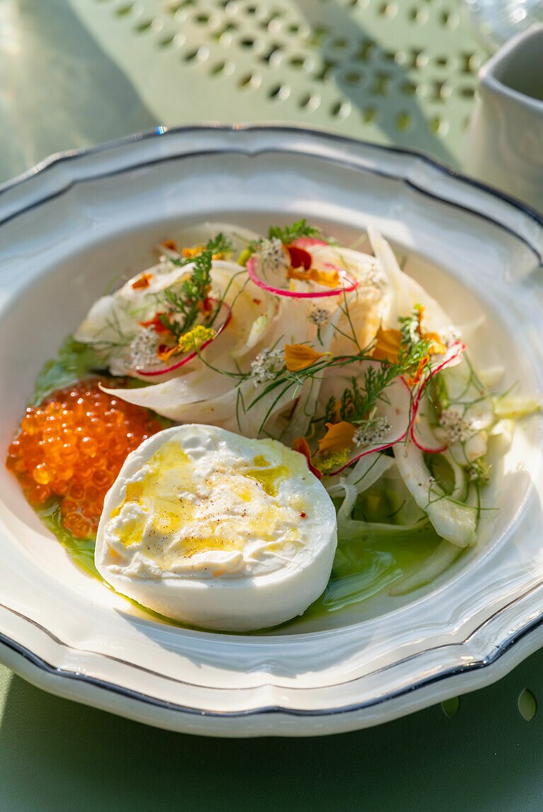 パリの生産者による手作りモッツァレラチーズを季節の野菜とともに。