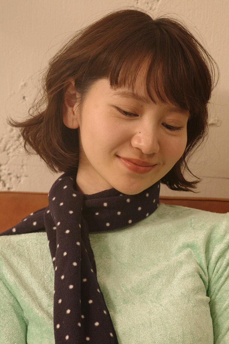 カジュアルに揺れるワンレンボブ。