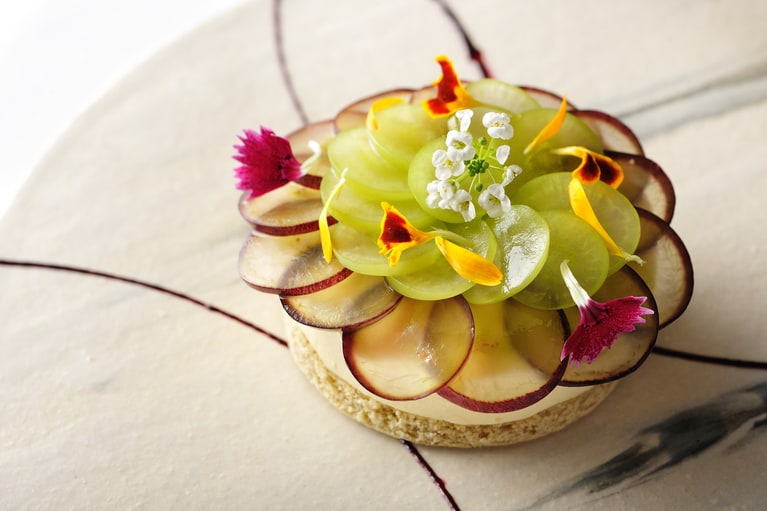 美しい。カシスのソースでお皿を飾って。