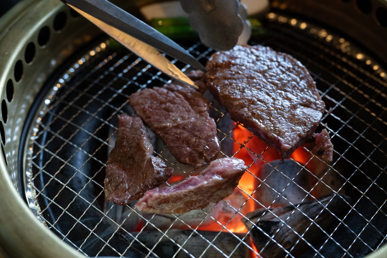 雪花牛リブロース（90,000ウォン）は和牛とも違うしなやかさ。高級感が見た目で伝わる一皿。