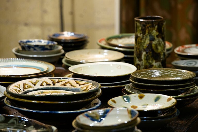 別注や一点ものなど店内に並ぶ多くの商品について、2人が一つひとつ細やかに説明してくれる。そんな濃密な接客スタイルが、多くのモノ好きたちに支持されている。