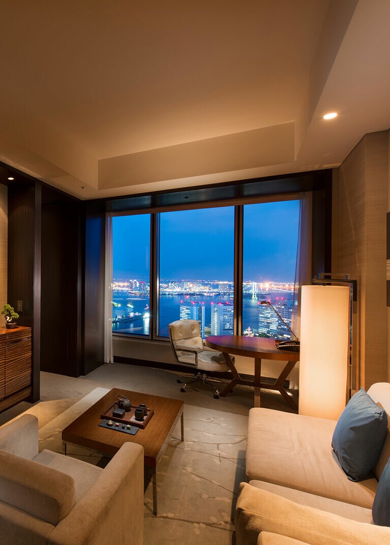 ウォーターフロントの夜景もきれいな客室。