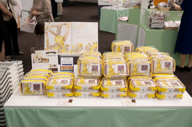 絵本も一緒にディスプレイ。