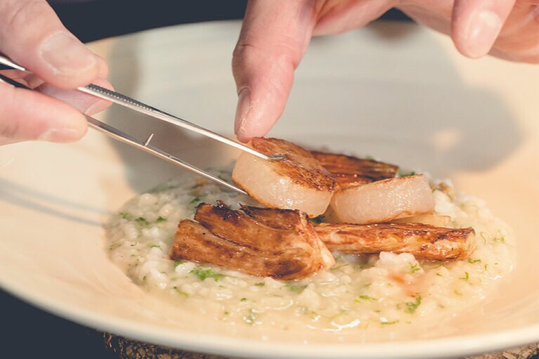 「大屯山鱒魚」は、台湾の山菜「山蘇」やウイキョウと。