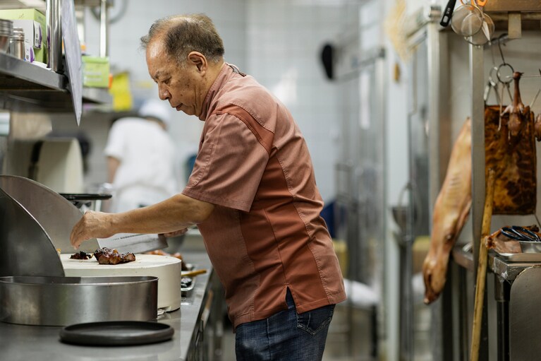 50年以上のキャリアを持ちながら今も第一線で活躍する簡捷明シェフ。