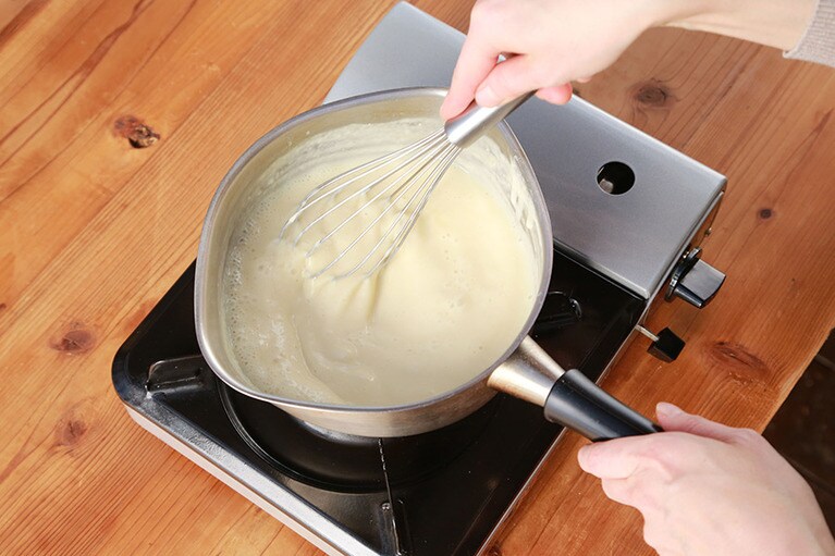 この時ダマになっているようならゴムベラをホイッパーに持ち替えて混ぜながら煮込み仕上げると良い。