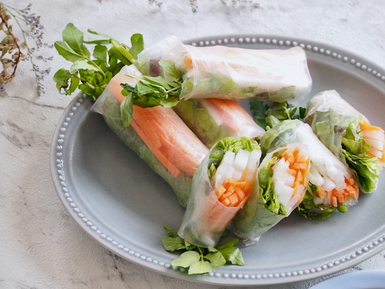 食べやすいサイズにカットし、器に盛り付ける。お好みでスイートチリソースや、ポン酢をつけて。