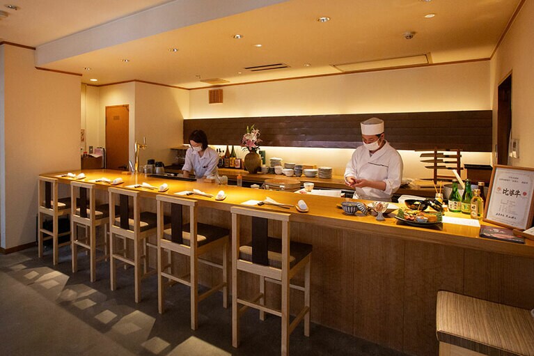 店内はカウンター席と、お座敷のテーブル席がある。