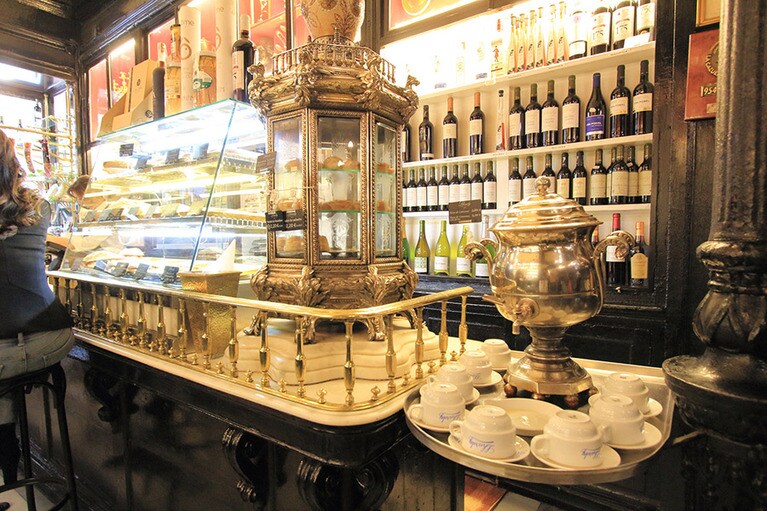 イートインのコーナーでは、タパスサイズのパイやコロッケなどが並ぶ。