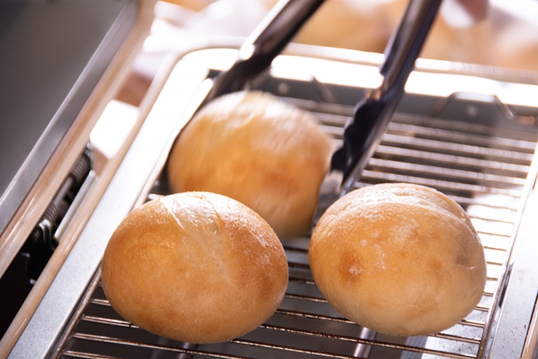 国産小麦100%使用の、自然派食事パン“ナチュール”。純粋な“小麦味”が堪能でき、どんな料理とも相性抜群。