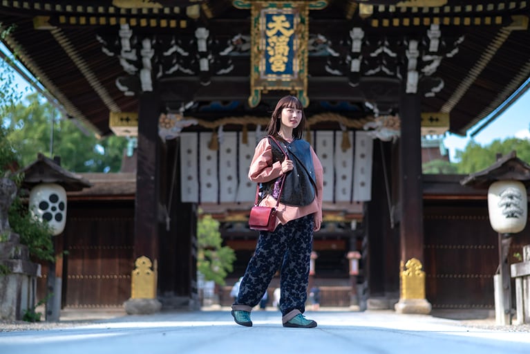 北野天満宮で静謐なひとときを味わいます。青空にジャスパーのカラーが映えて、心まで軽やかに。