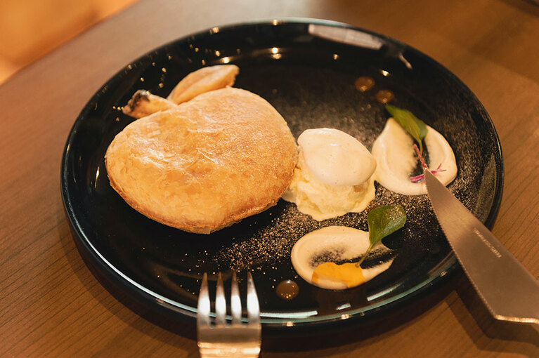 「BRICKアップルパイ」(990円)は見た目がかわいいのはもちろん、おいしさも抜群。弘前市で人気のイタリアン料理店「オステリアエノテカ ダ・サスィーノ」の笹森通彰氏がプロデュース。