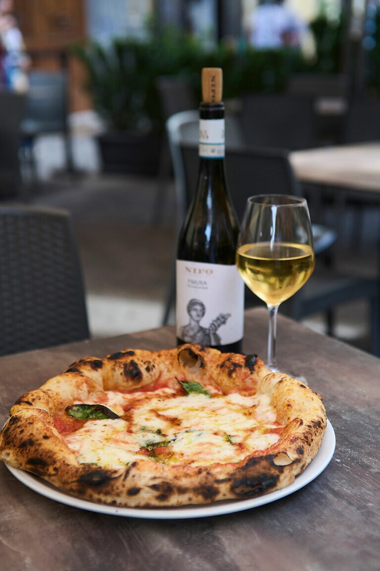 生地の豊かな風味と軽やかさが楽しめる“マルゲリータ・コンテンポラネア” 8ユーロ。カンパーニア州産ファランギーナの香り高いワインはグラス4€