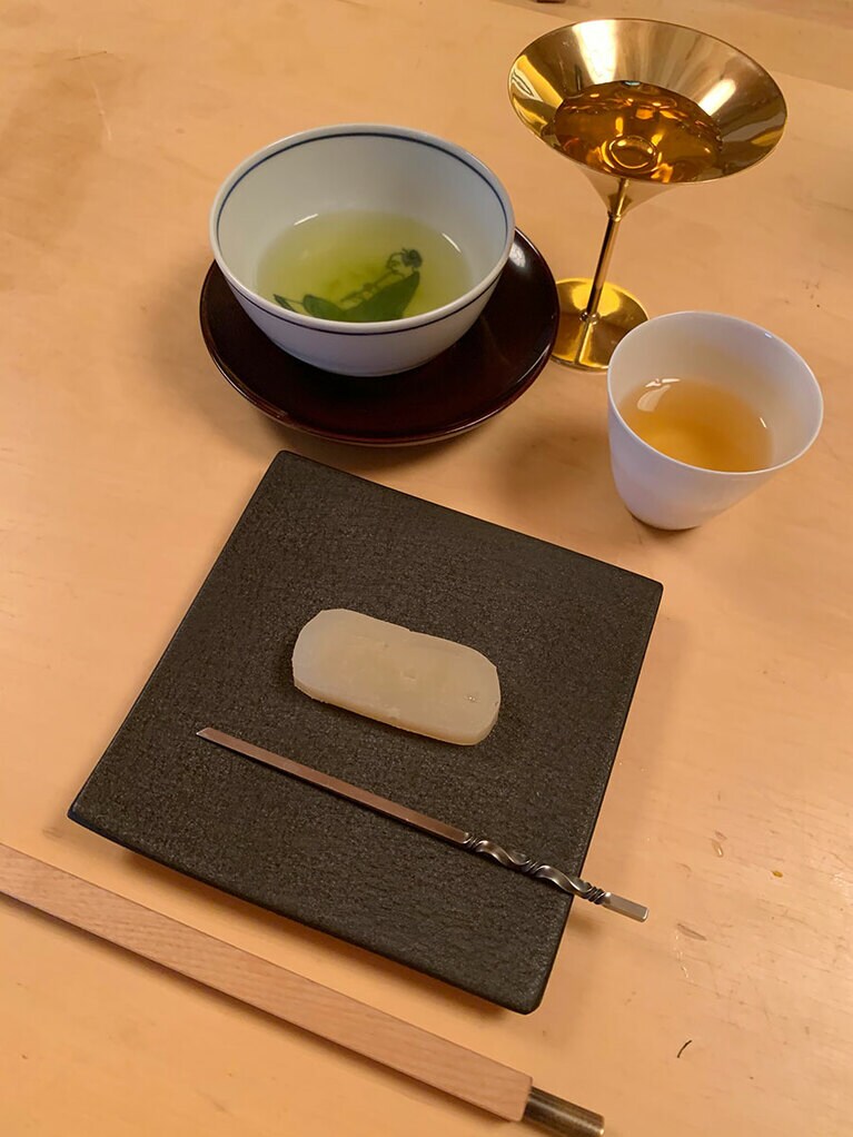 甘味は地元の銘酒「満寿泉」の酒粕を使った羊羹。八女茶とともに。