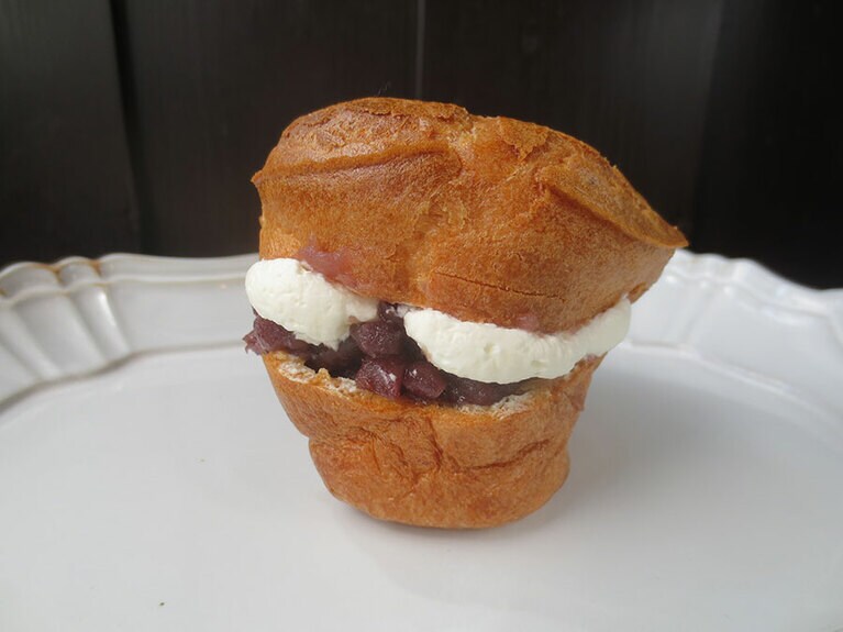 「あんこPOP」324円。注文が入ると、生地にあんこと生クリームを詰めます。おやつにぴったり。