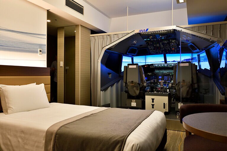 ［羽田 エクセルホテル東急］ベッドルームとコックピットという、かつてないコラボレーションを実現した空間。
