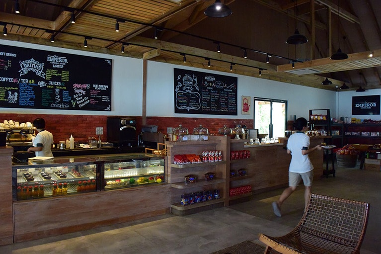 ベーグルやアイスクリーム、コーヒーなどをテイクアウトできる「エンペラー・ジェネラル・ストア」。