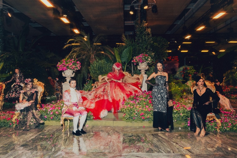 ショー開始直前。モデルたちが緑や花の中に静かに佇んでいた。　Photo by Marco Pionato