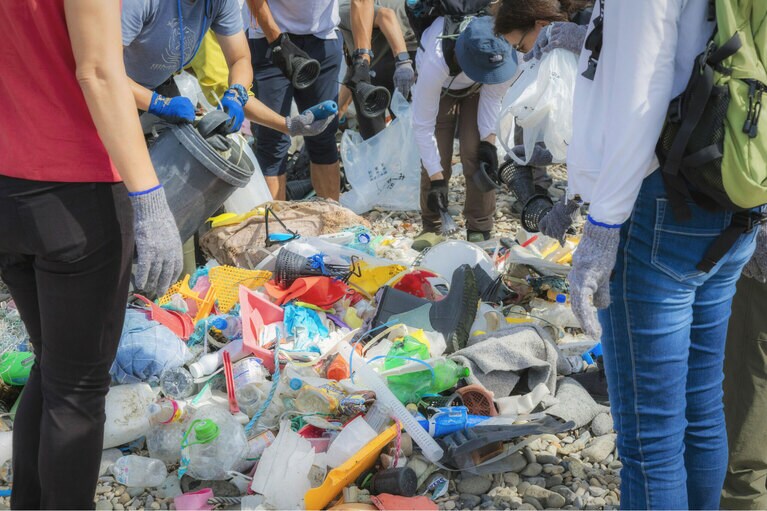 イベント当日はオンネベツ川の河口でビーチクリーンを実施。100mほどの距離で45Lごみ袋20個分のゴミを回収。（提供写真）