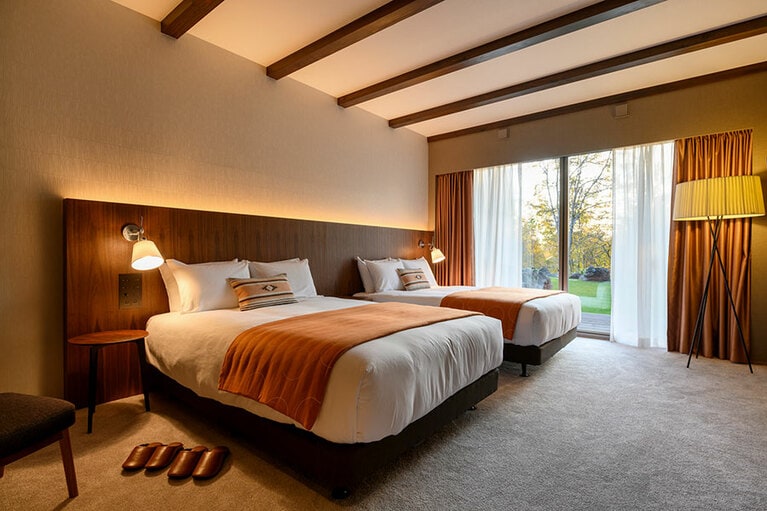 落ち着いたトーンのベッドルーム。