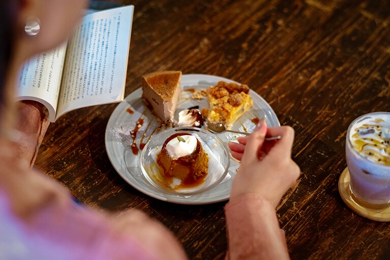 どこか懐かしさを感じる空間で、季節のスイーツを注文。お店にある本を物色し、読書しながらゆっくりといただく。