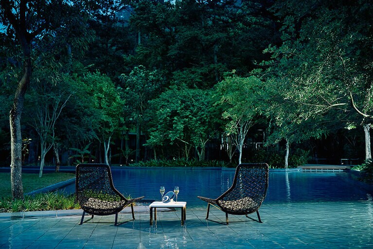 台湾固有の植物に包まれた、幻想的な水辺の庭園。